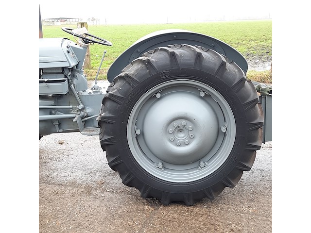 Oldtimer tractor ferguson, tef - afbeelding 32 van  37