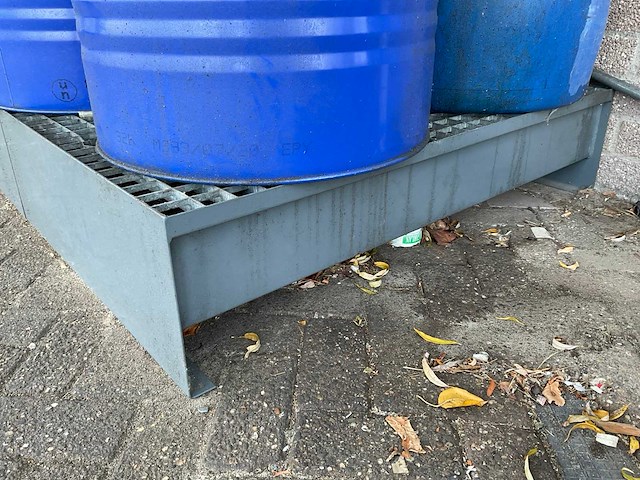 Olie doseersysteem + opvangbakken + vaten - afbeelding 3 van  11