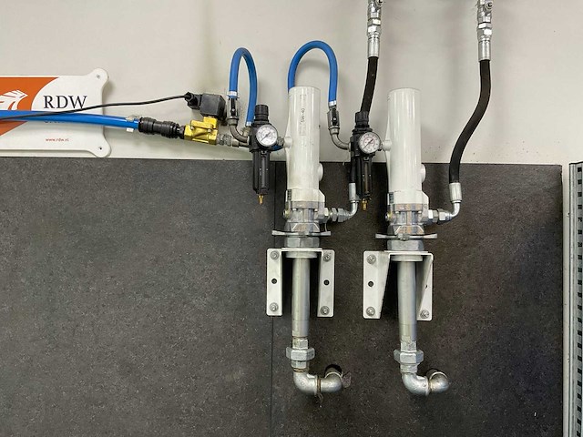 Olie doseersysteem + opvangbakken + vaten - afbeelding 1 van  11