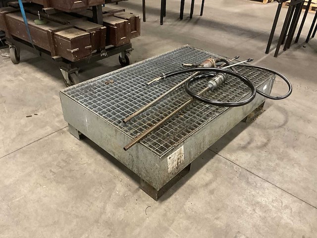 Olie opvangbak en 2 handpompen - afbeelding 1 van  5