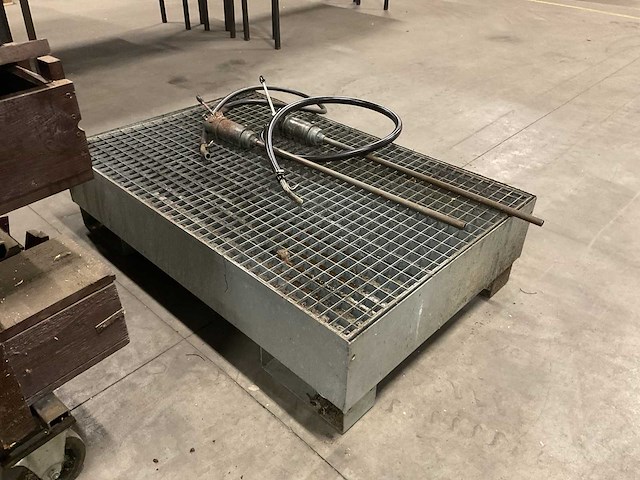 Olie opvangbak en 2 handpompen - afbeelding 2 van  5