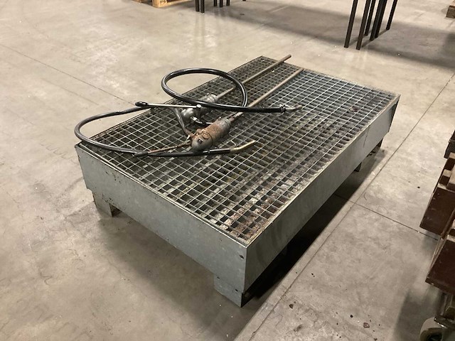 Olie opvangbak en 2 handpompen - afbeelding 3 van  5