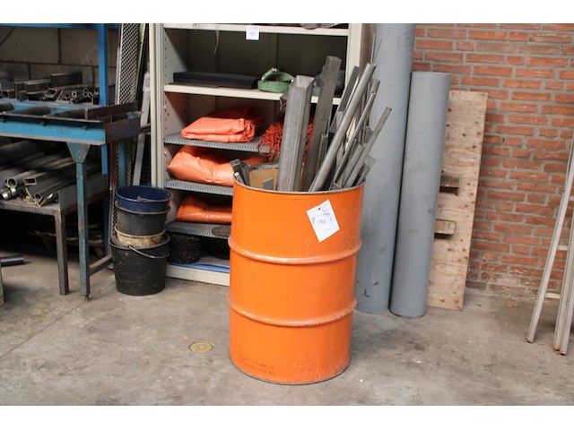 Oliedrum met rvs reststukken. - afbeelding 1 van  2