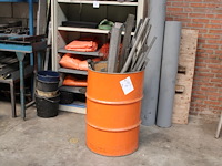 Oliedrum met rvs reststukken. - afbeelding 1 van  2
