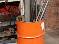Oliedrum met rvs reststukken. - afbeelding 2 van  2