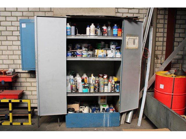 Oliën, smeermiddelen, verven en spuitbussen in chemiekast. kast afmeting 100 x 60 x 200 cm. - afbeelding 1 van  5