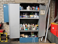 Oliën, smeermiddelen, verven en spuitbussen in chemiekast. kast afmeting 100 x 60 x 200 cm. - afbeelding 1 van  5