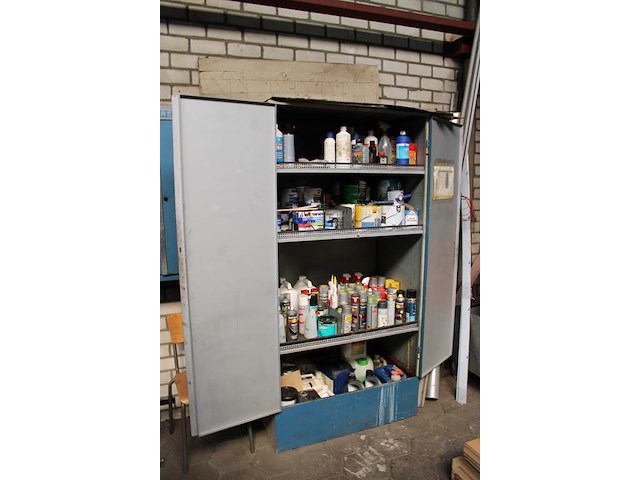 Oliën, smeermiddelen, verven en spuitbussen in chemiekast. kast afmeting 100 x 60 x 200 cm. - afbeelding 2 van  5
