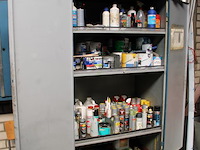 Oliën, smeermiddelen, verven en spuitbussen in chemiekast. kast afmeting 100 x 60 x 200 cm. - afbeelding 2 van  5