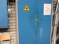 Oliën, smeermiddelen, verven en spuitbussen in chemiekast. kast afmeting 100 x 60 x 200 cm. - afbeelding 5 van  5