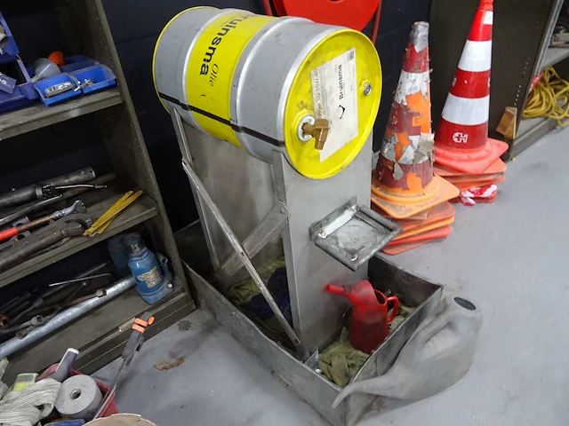 Olievat op metalen stelling met lekbak - afbeelding 1 van  3