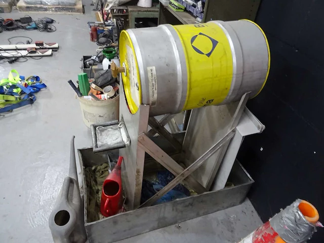 Olievat op metalen stelling met lekbak - afbeelding 2 van  3