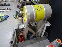 Olievat op metalen stelling met lekbak - afbeelding 2 van  3