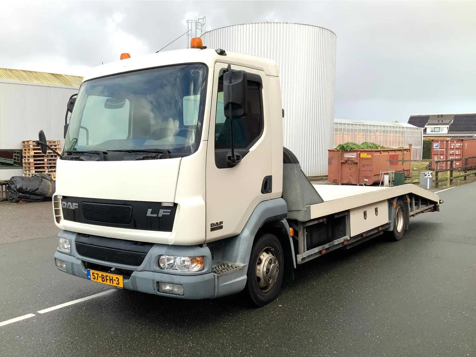 Olijfbomen, bedrijfswagens, hoogwerkers, mobiele lichtmasten en rijplaten