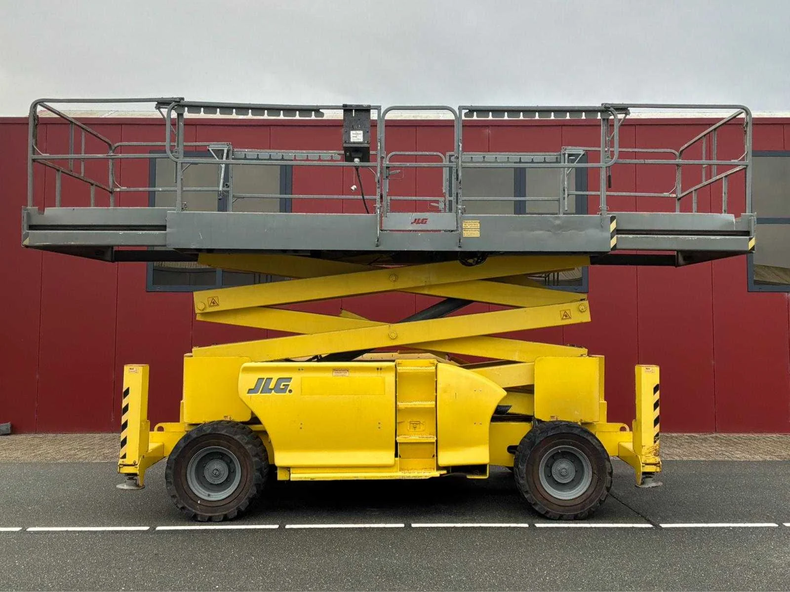 Olijfbomen, heftrucks, hoogwerkers, tankstation, (op)rijplaten, schakelkasten en diverse elektromaterialen