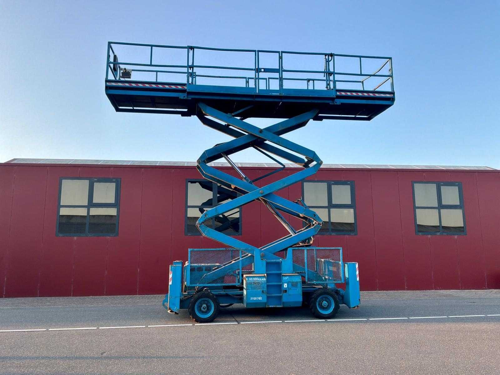 Olijfbomen, ruwterrein heftruck/hoogwerker, deutz generator/motor, elektro materialen en (op)rijplaten