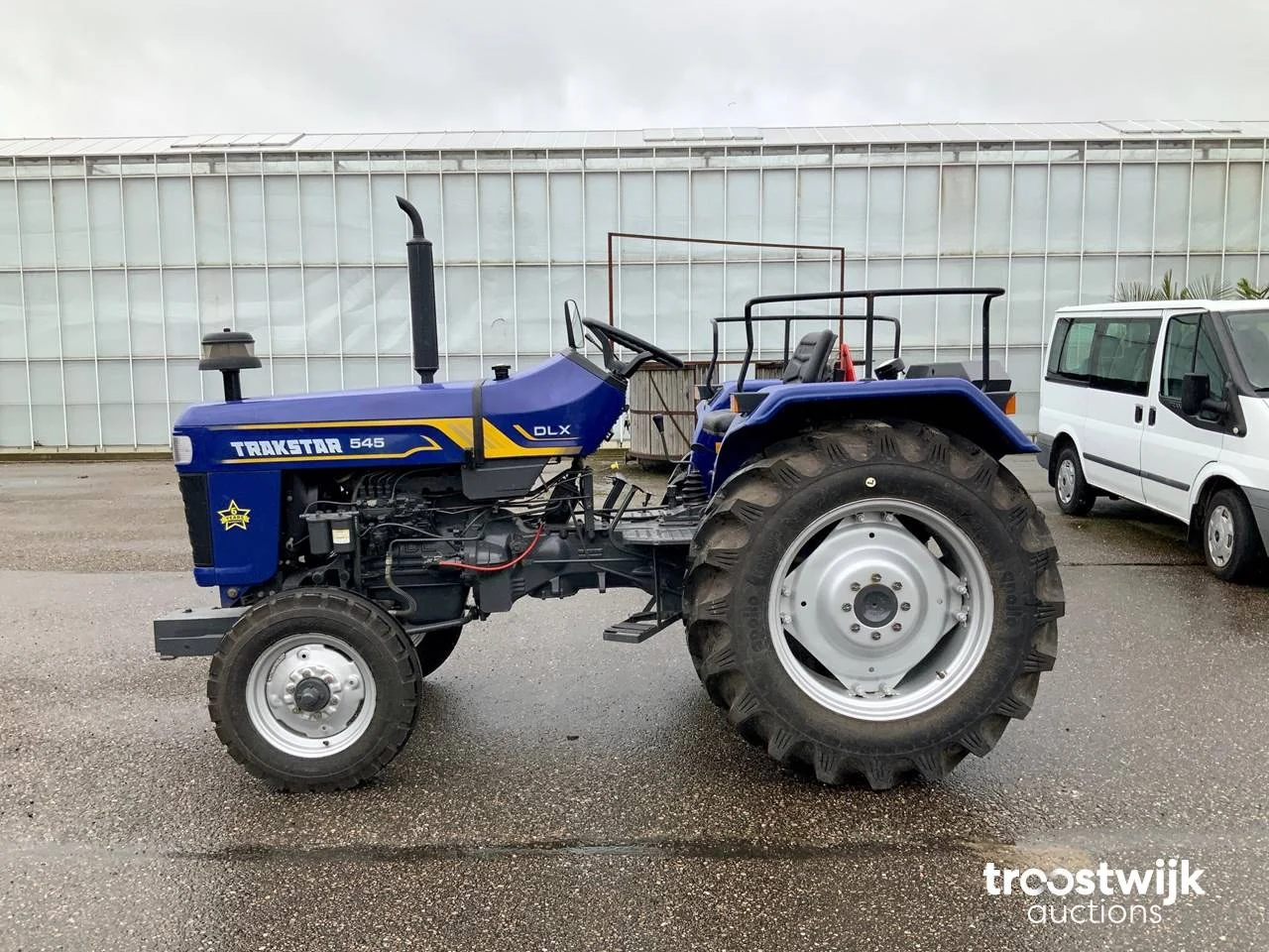 Olijfbomen, tractor, graafmachines, generatoren, pelletkachels en kunststof en aluminium rijplaten