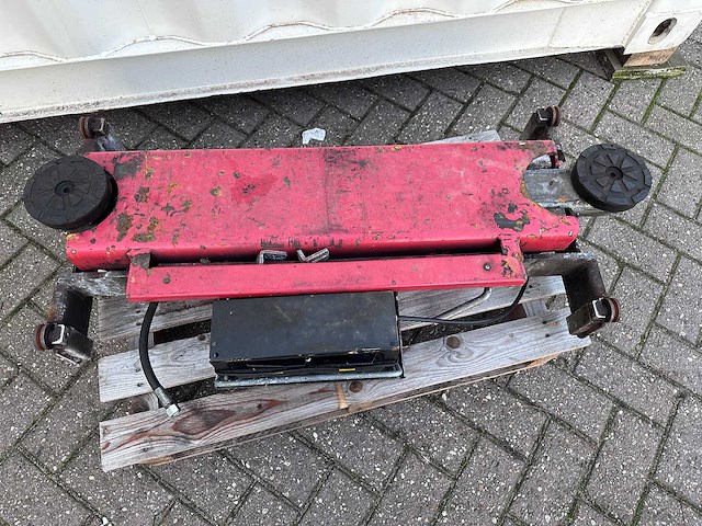 Oma - brugkrik / hefbrugkrik / middenheffer pneumatisch hydraulisch - 2012 - afbeelding 2 van  4