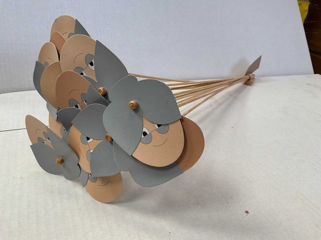 Oma bijsteker (4320x) - afbeelding 1 van  2