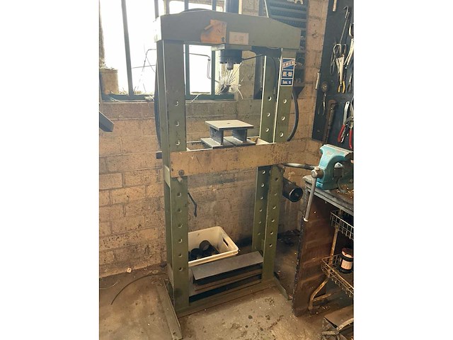 Omcn hydraulische werkplaatspers 15ton v.v. verstelbaar werkbed - afbeelding 1 van  6