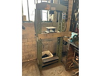 Omcn hydraulische werkplaatspers 15ton v.v. verstelbaar werkbed - afbeelding 1 van  6