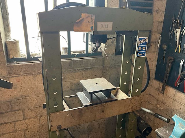 Omcn hydraulische werkplaatspers 15ton v.v. verstelbaar werkbed - afbeelding 2 van  6