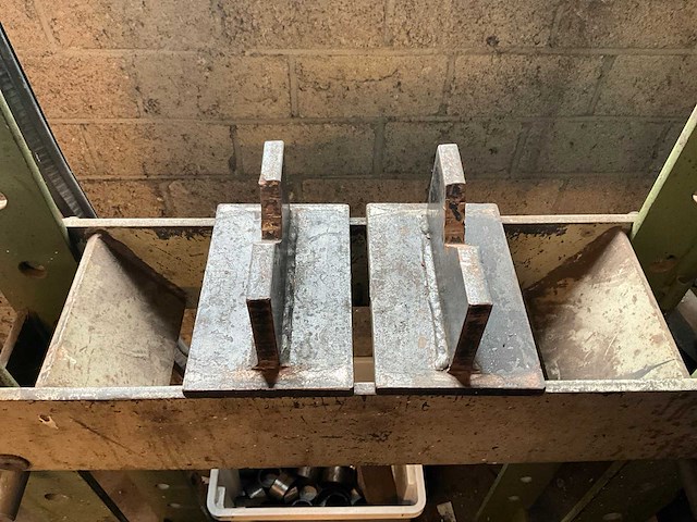 Omcn hydraulische werkplaatspers 15ton v.v. verstelbaar werkbed - afbeelding 3 van  6
