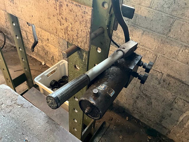 Omcn hydraulische werkplaatspers 15ton v.v. verstelbaar werkbed - afbeelding 4 van  6