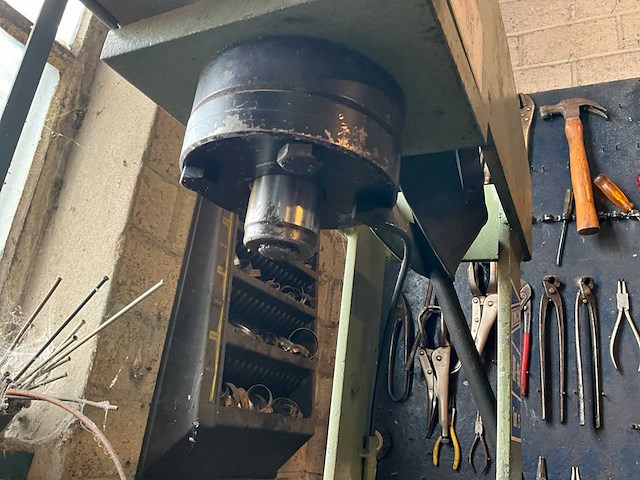Omcn hydraulische werkplaatspers 15ton v.v. verstelbaar werkbed - afbeelding 5 van  6