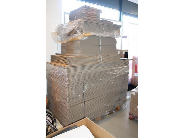 Omdozen in diverse maten en uitvoeringen. totaal ruim 300 dozen w.o. 150x 30x30x136 cm en 50x50x30cm. - afbeelding 2 van  4