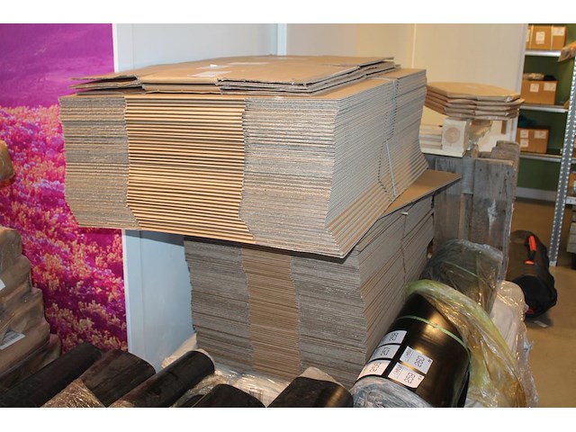 Omdozen in diverse maten en uitvoeringen. totaal ruim 300 dozen w.o. 150x 30x30x136 cm en 50x50x30cm. - afbeelding 3 van  4