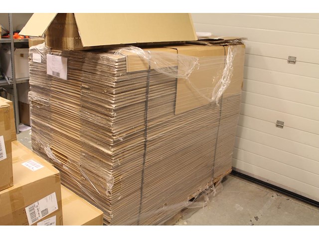 Omdozen in diverse maten en uitvoeringen. totaal ruim 300 dozen w.o. 150x 30x30x136 cm en 50x50x30cm. - afbeelding 4 van  4