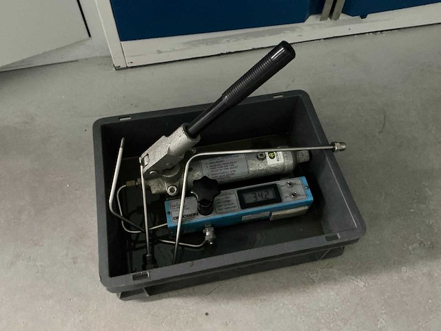 Omicron ote-p202 hogedrukcalibrator met handpomp - afbeelding 1 van  3