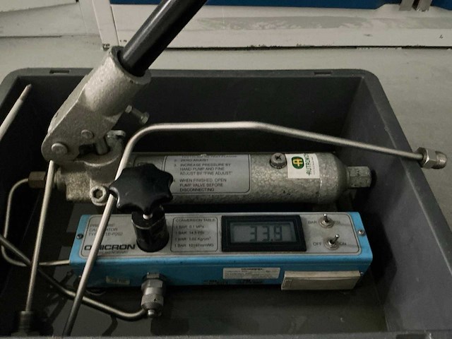 Omicron ote-p202 hogedrukcalibrator met handpomp - afbeelding 2 van  3