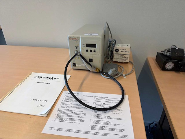 Omnicure series 1000 uv curing system met lichtgeleider en voetpedaal - afbeelding 1 van  4