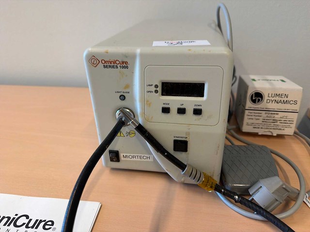 Omnicure series 1000 uv curing system met lichtgeleider en voetpedaal - afbeelding 2 van  4
