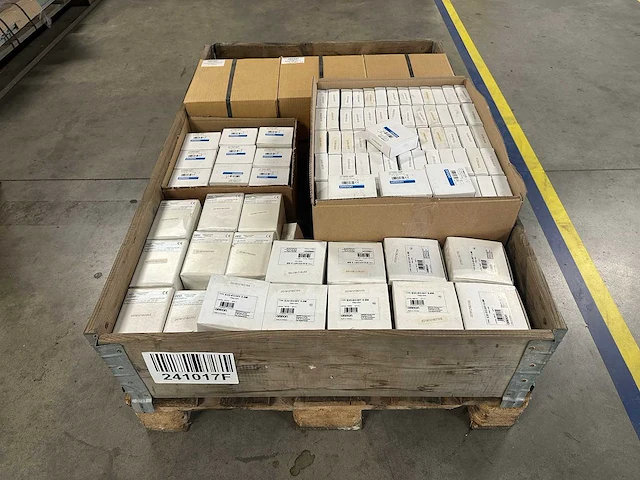 Omron - partij elektronica & industriële encoders, fiber-units, hulpcontacten en netreactoren - afbeelding 1 van  11