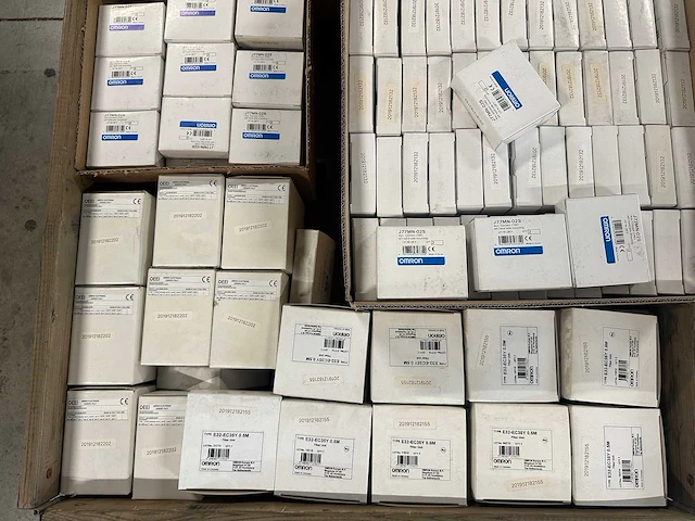 Omron - partij elektronica & industriële encoders, fiber-units, hulpcontacten en netreactoren - afbeelding 3 van  11