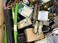 Omron, siemens, yaskawa - partij elektronica & automatiseringscomponenten en besturingsonderdelen - afbeelding 11 van  12