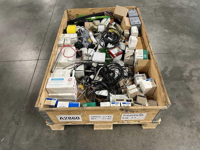 Omron, siemens, yaskawa - partij elektronica & automatiseringscomponenten en besturingsonderdelen - afbeelding 1 van  12