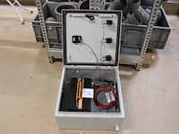 Omvormer edecoa 2000 watt in metalen besturingskast.