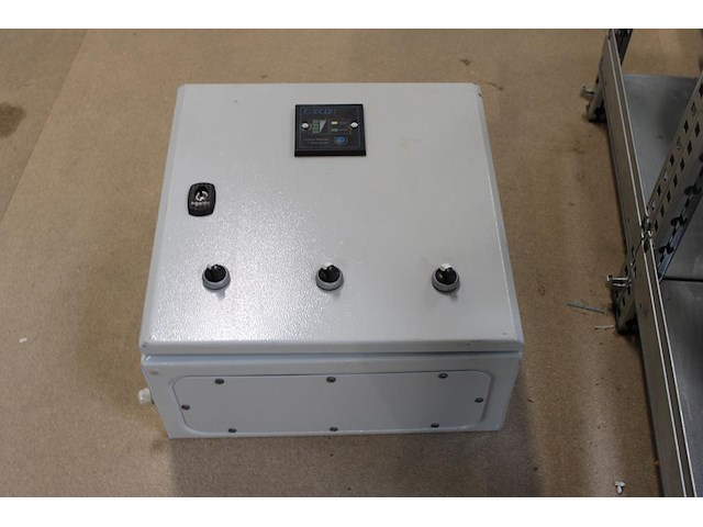 Omvormer edecoa 2000 watt in metalen besturingskast. - afbeelding 3 van  3