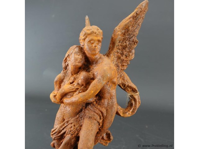 Onbewerkt ijzeren beeld cupido en psyche - afbeelding 3 van  5