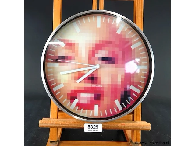 Onde karlsson wandklok met een opvallend pixelart-ontwerp van marilyn monroe op de wijzerplaat - afbeelding 1 van  4