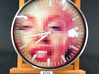 Onde karlsson wandklok met een opvallend pixelart-ontwerp van marilyn monroe op de wijzerplaat
