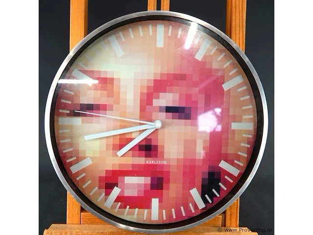 Onde karlsson wandklok met een opvallend pixelart-ontwerp van marilyn monroe op de wijzerplaat - afbeelding 2 van  4