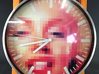 Onde karlsson wandklok met een opvallend pixelart-ontwerp van marilyn monroe op de wijzerplaat - afbeelding 2 van  4