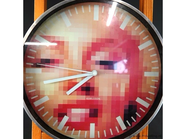 Onde karlsson wandklok met een opvallend pixelart-ontwerp van marilyn monroe op de wijzerplaat - afbeelding 3 van  4