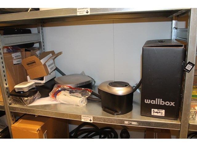 Onderdelen en accessoires t.b.v. autolaadpalen en stations in 9 schappen. - afbeelding 2 van  9