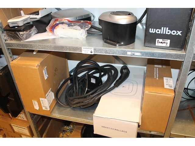 Onderdelen en accessoires t.b.v. autolaadpalen en stations in 9 schappen. - afbeelding 3 van  9